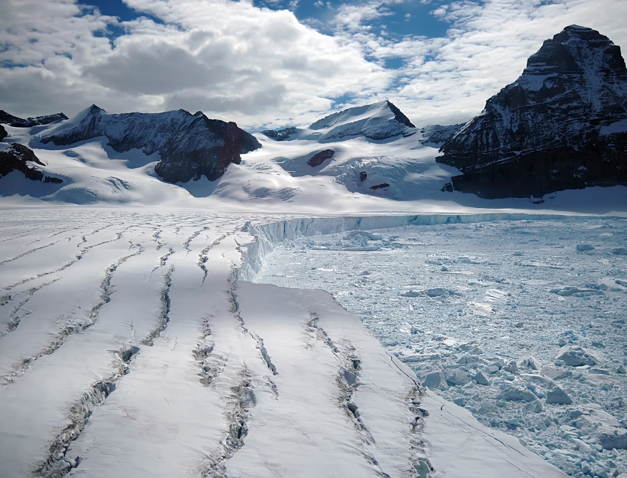 Antarctica has lost over 3000 billion tonnes of ice since 1996
