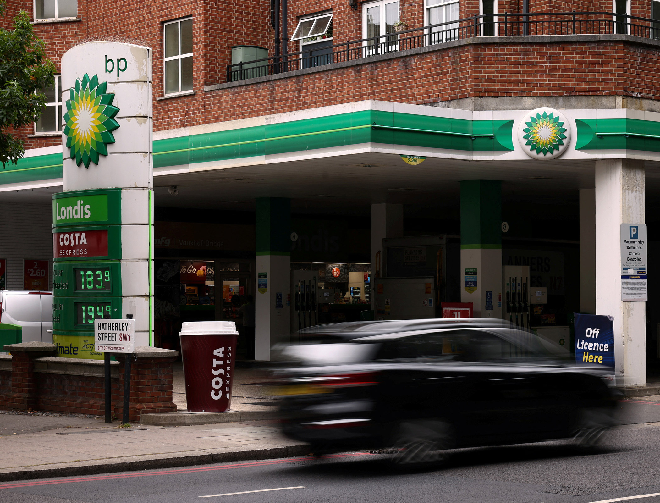 Falling wholesale petrol prices not reflected at the pump, RAC finds