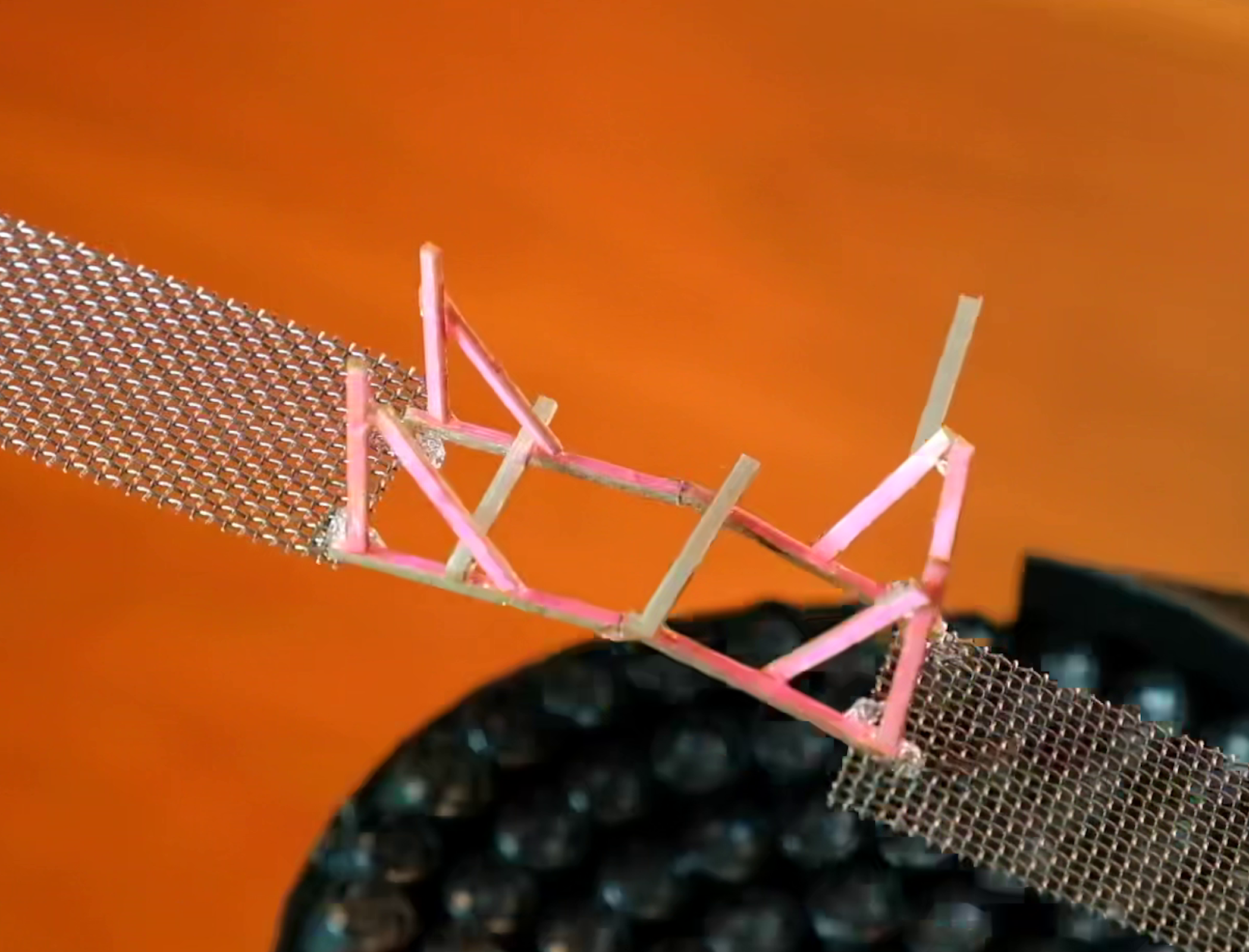 Acoustic levitation system can assemble objects with no physical contact