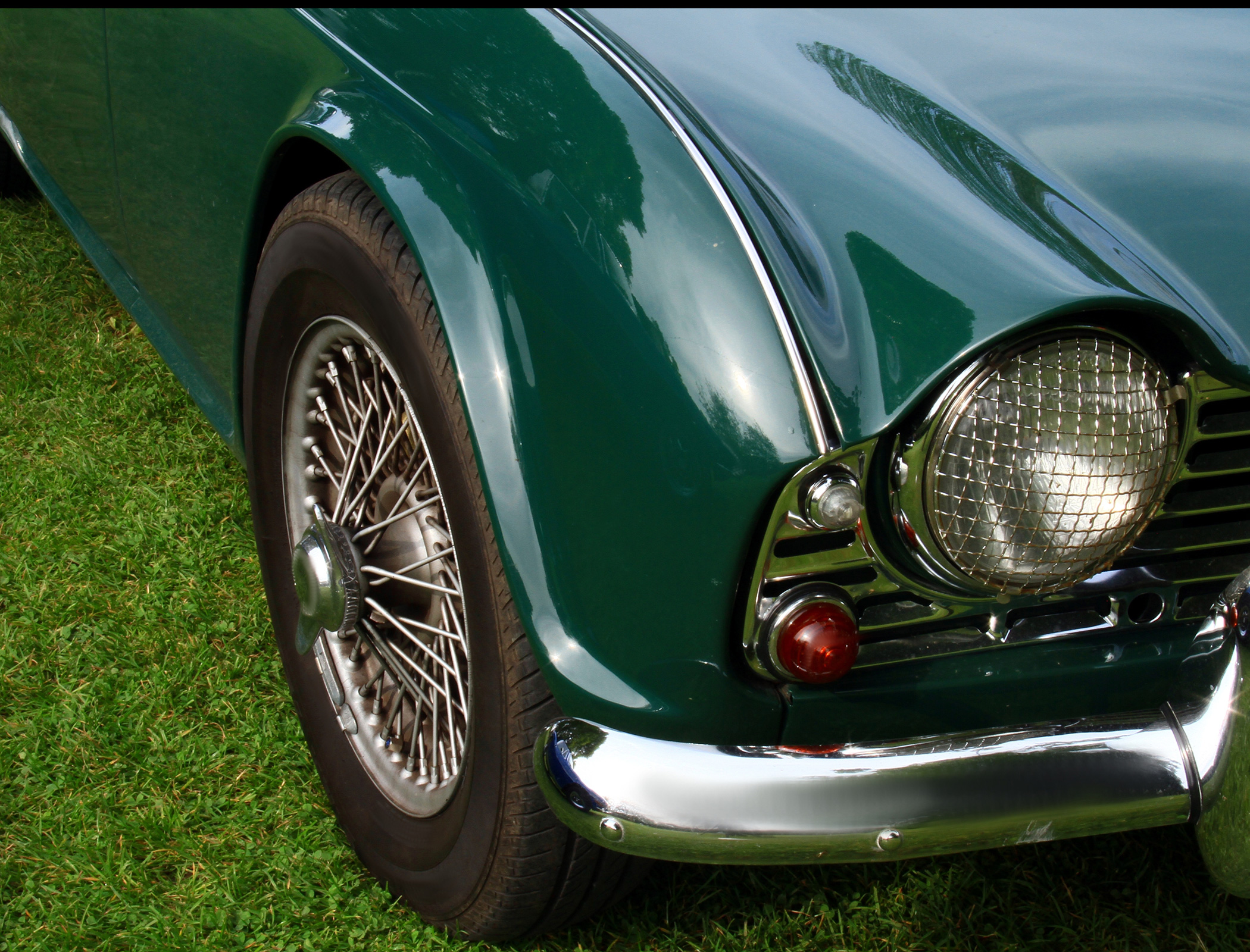 Scratches to car paint disappear with self-healing coating material