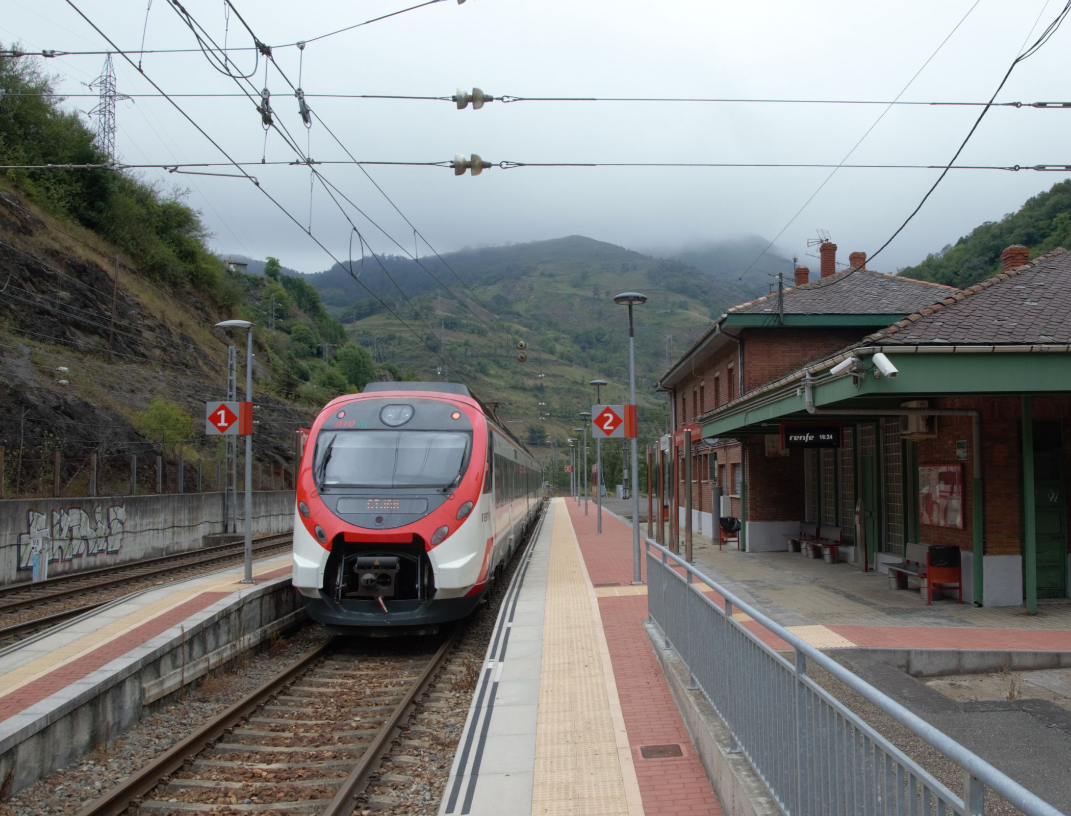 Spain spends €258m on trains that don’t fit through tunnels