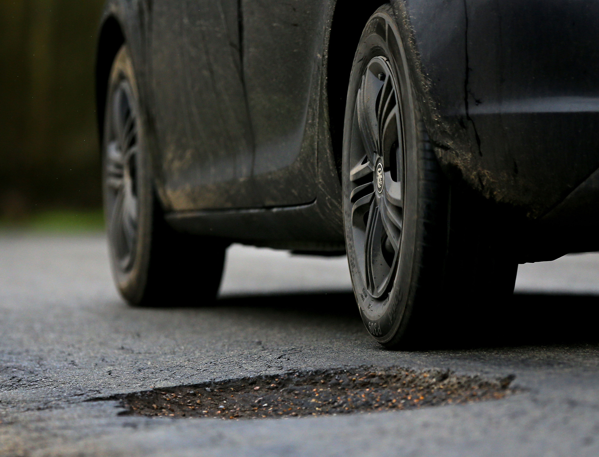 £14bn needed to tackle pothole backlog, report warns