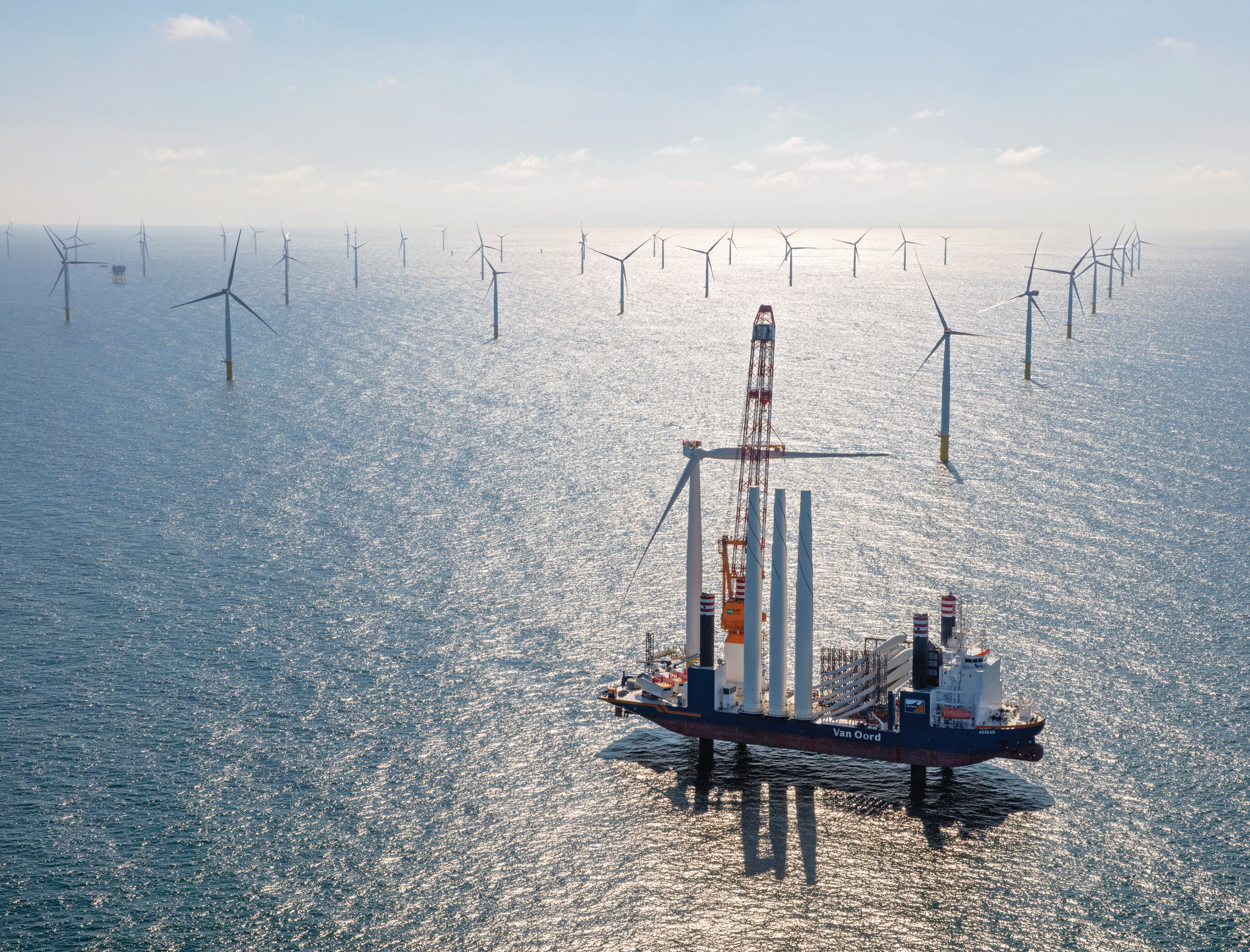 Offshore electric boat charging system cuts emissions from turbine maintenance