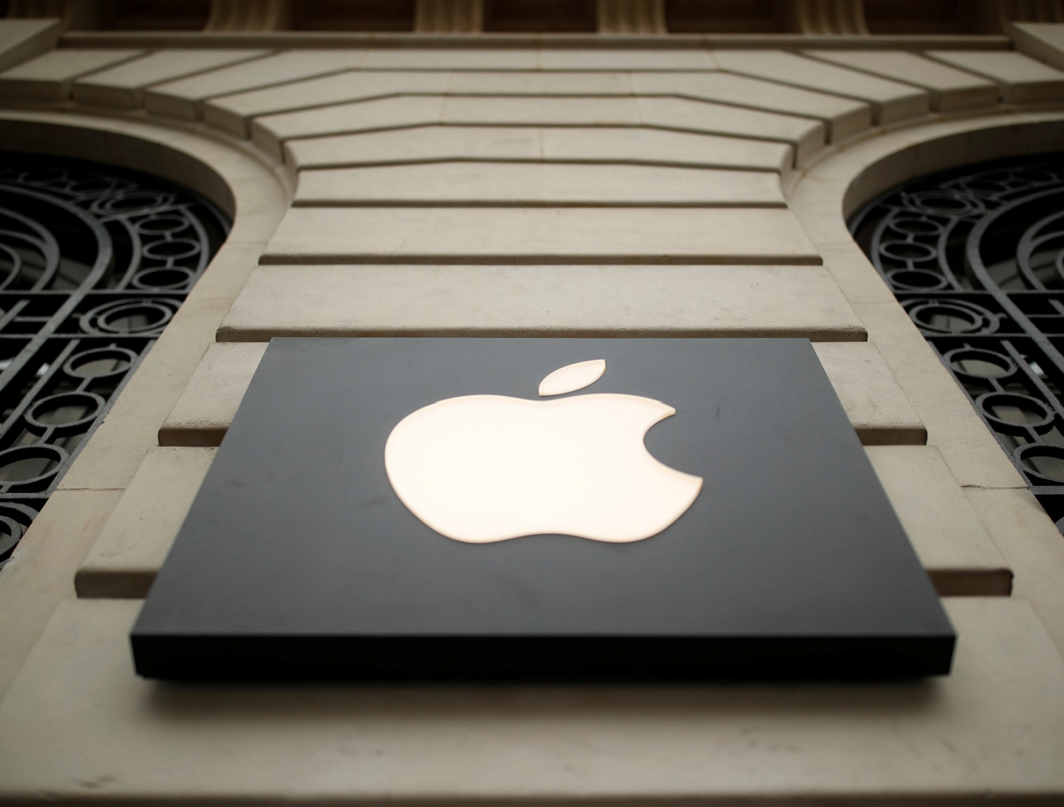 EU moves forward in antitrust case against Apple