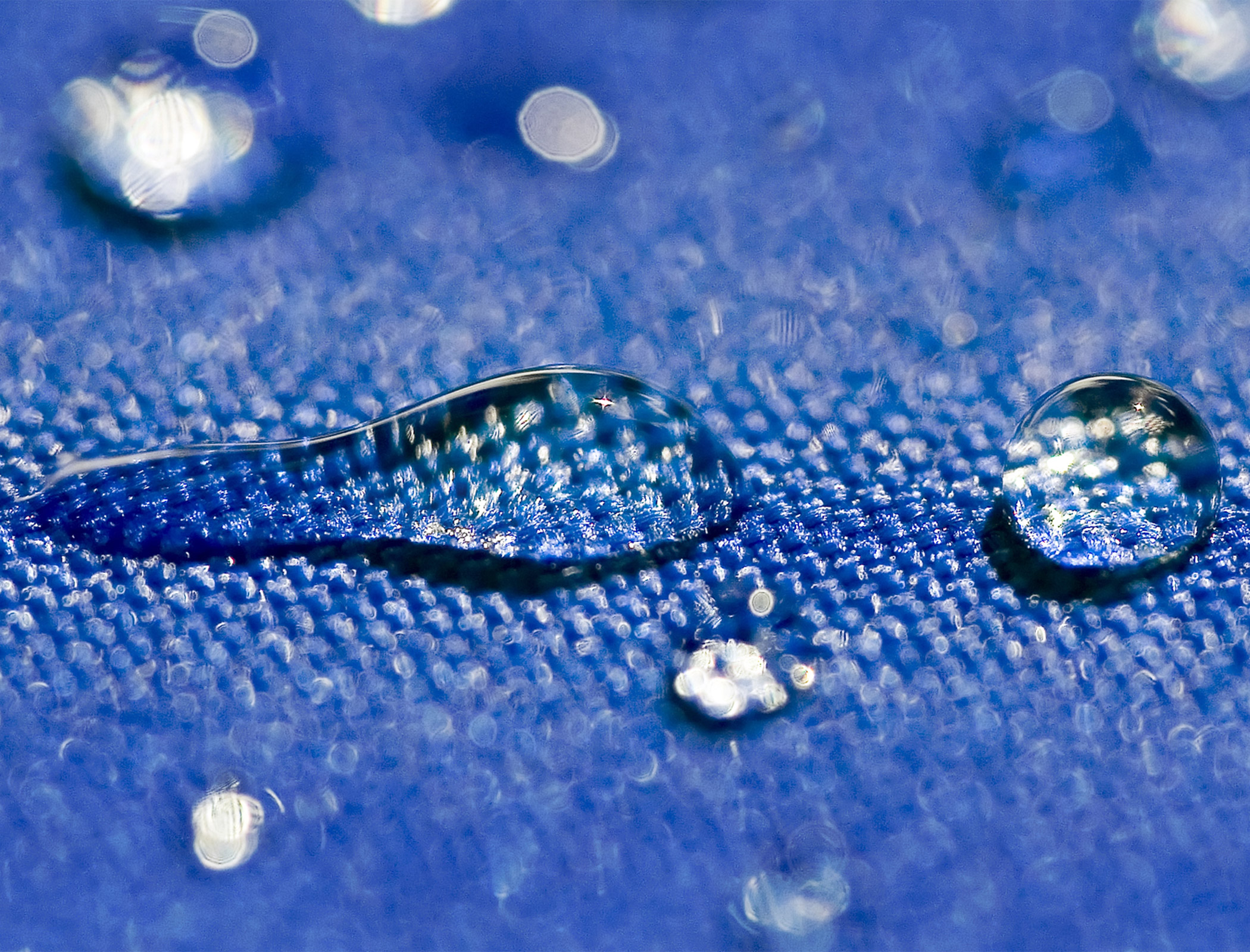 Ultra-thin device generates ambient power through air moisture