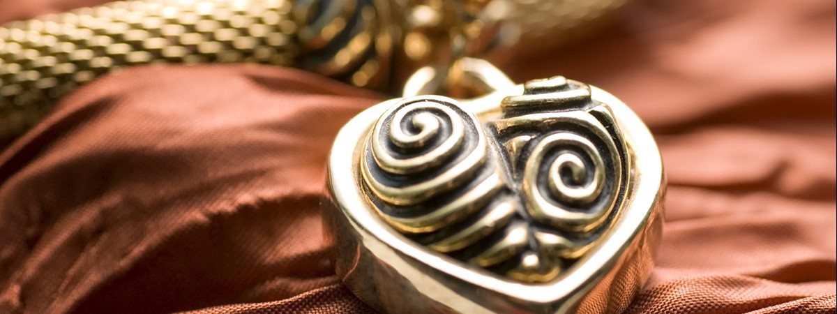Smart necklace tracks detailed facial expressions