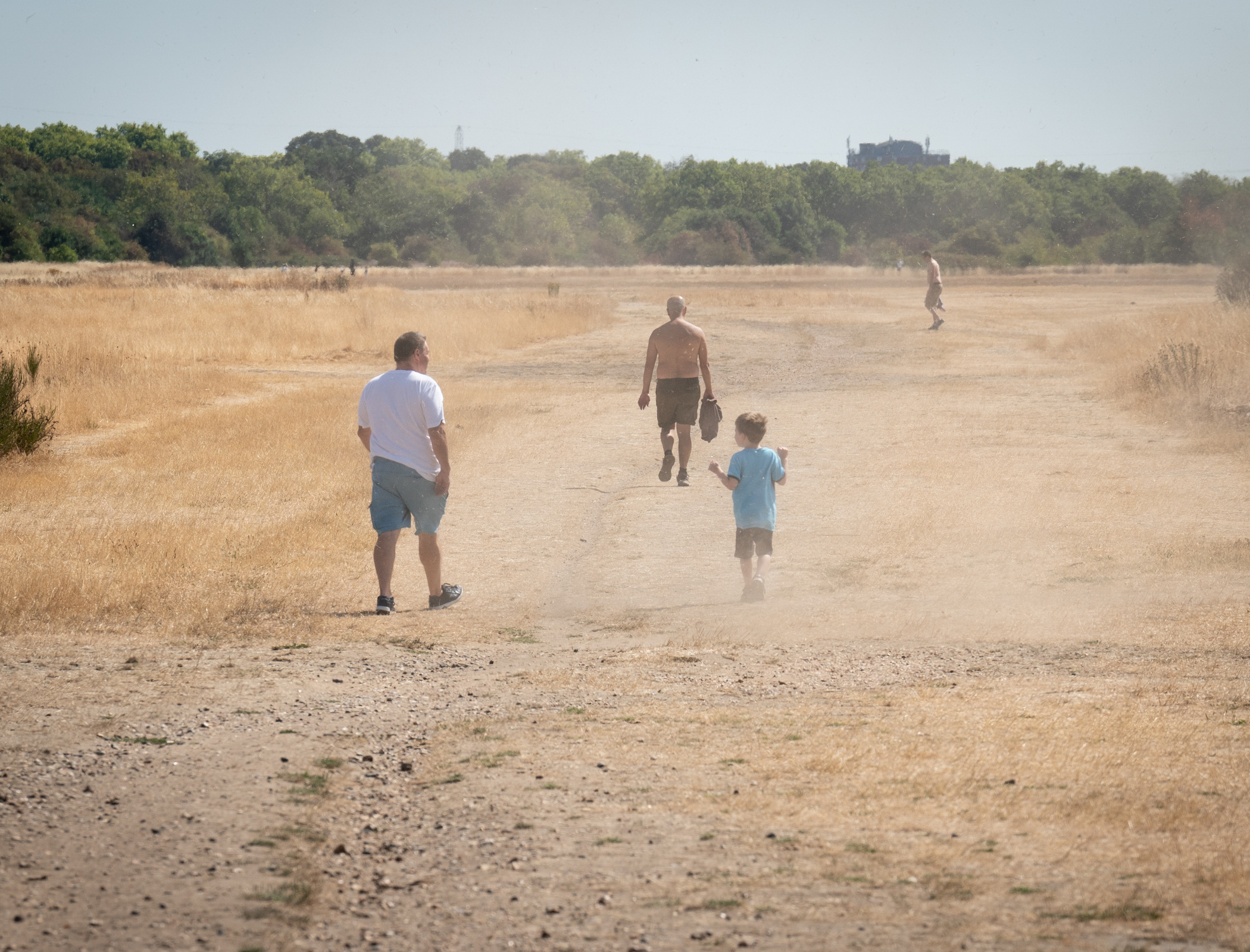 Fire warning for UK as heatwave builds in tinder-dry conditions