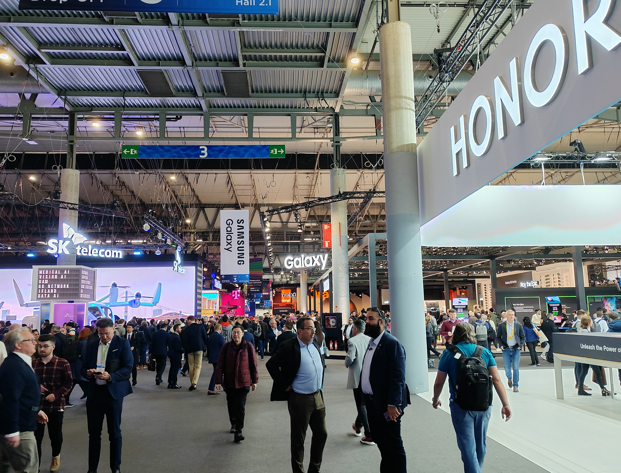 MWC round-up: 3D screens return, foldable phone competition heats up