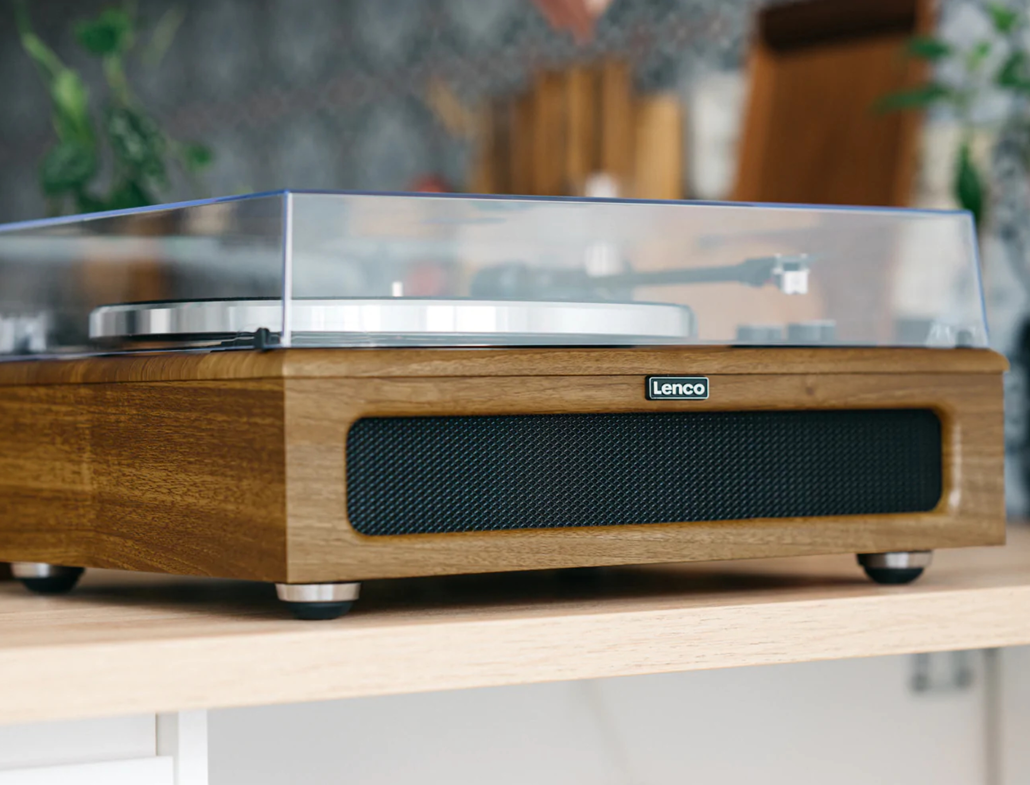 Hands-on review: Lenco LS-410WA Bluetooth turntable with built-in speakers