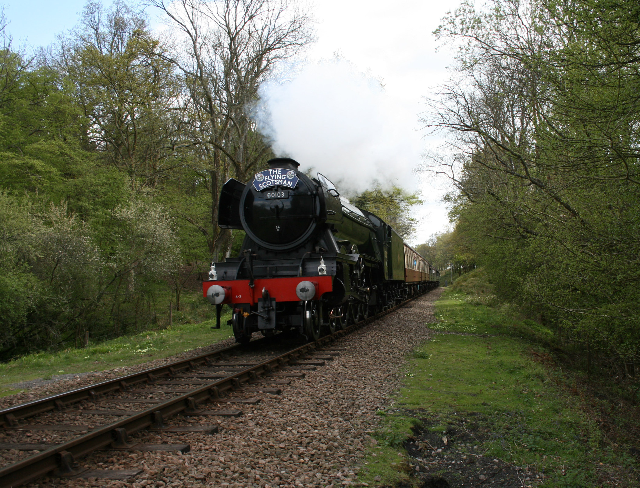 Flying Scotsman steams into Edinburgh to mark centenary