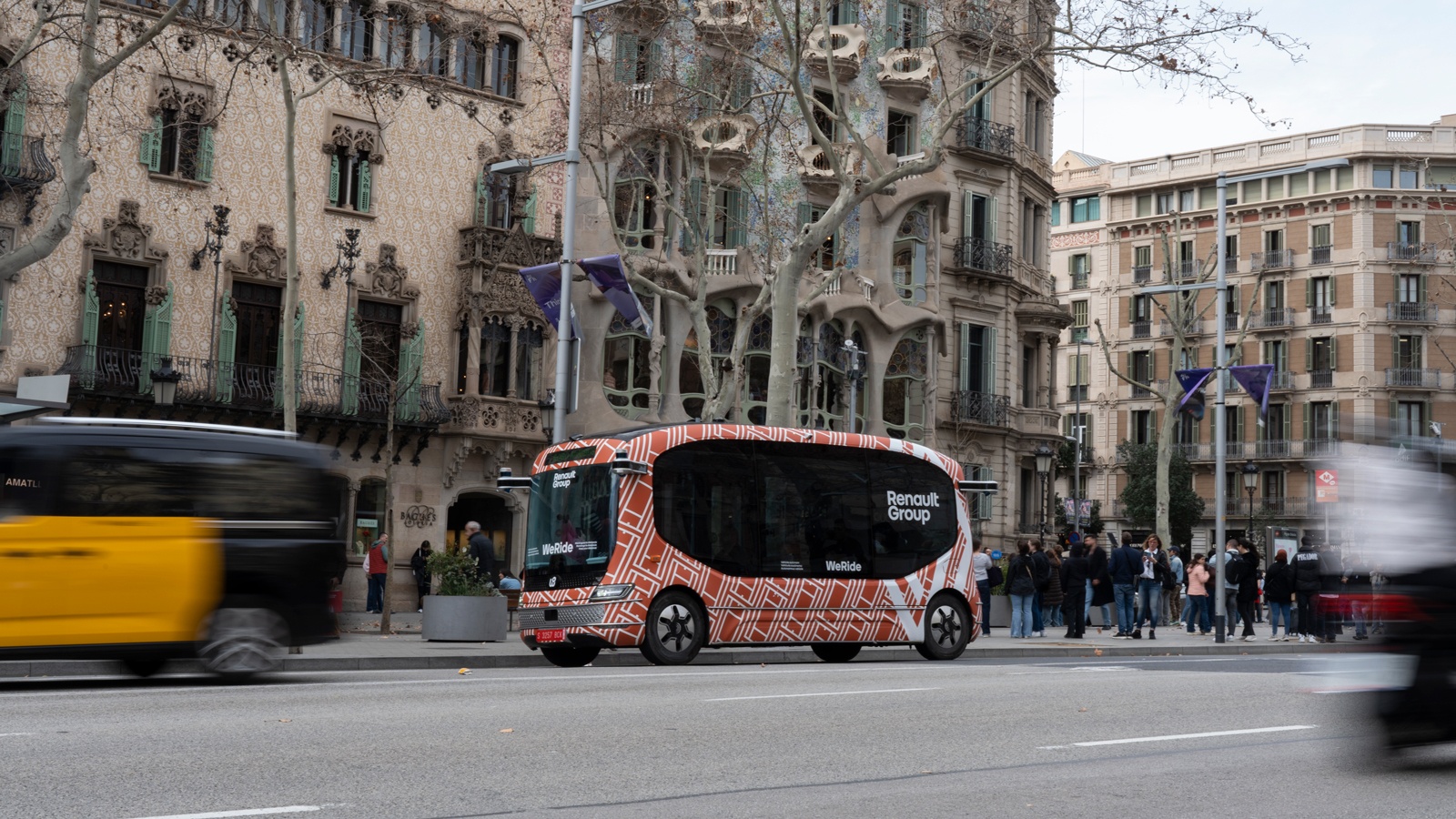 Driverless minibus transports commuters in Barcelona city centre