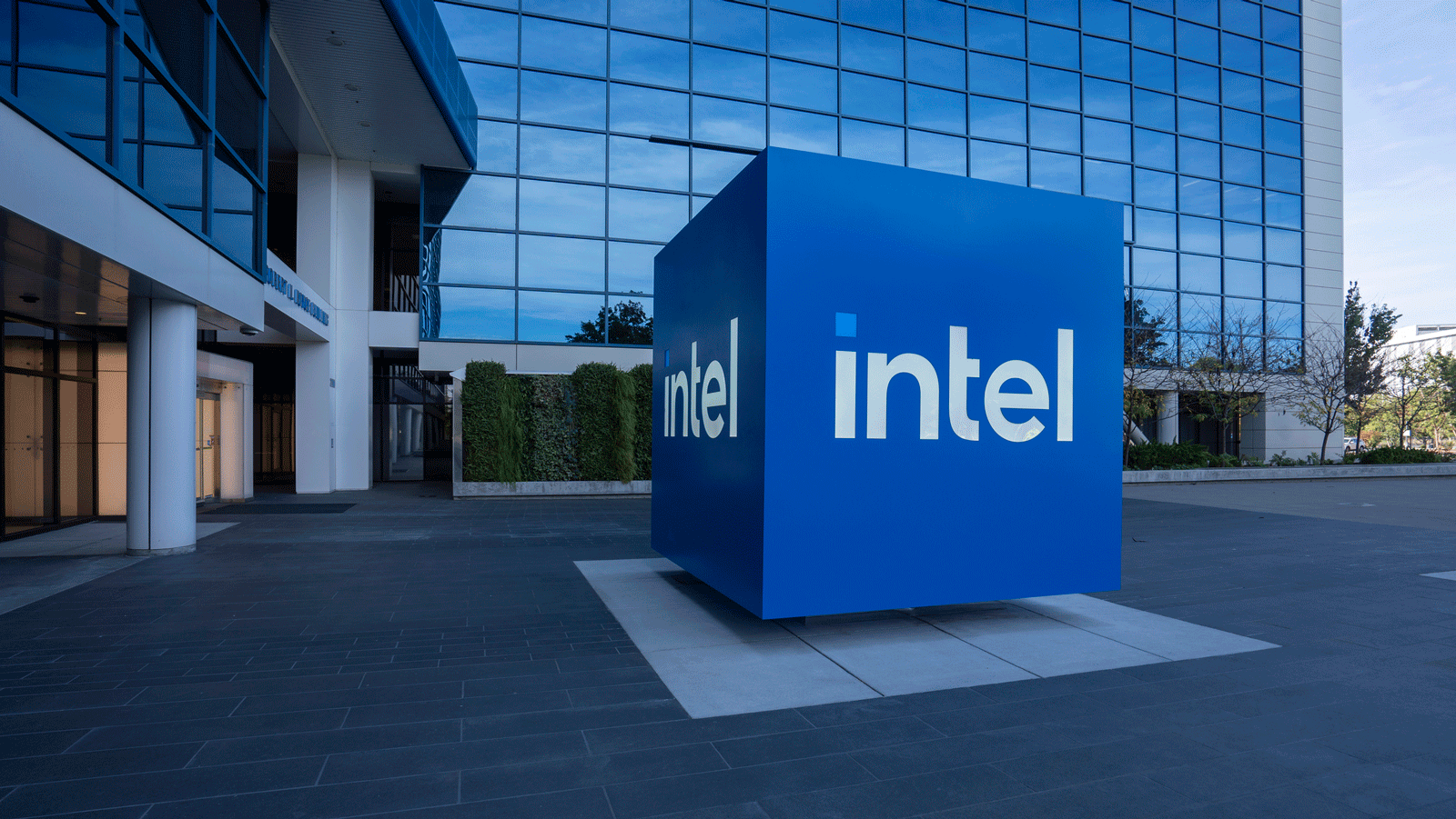 Apollo and Intel in talks to finance $11bn chipmaking plant in Ireland