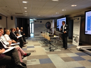aed234f01c52216b7dfcdde23c4cf17a-huge-javier-presenting.jpg
