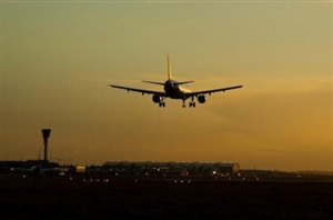 1e6bbe6d140a42e56621c6039f481e75-huge-aircraft-landing-at-heathrow.jpg