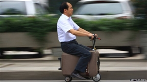 d9d64ce7d1ab488ba7faddb2e674bcf3-huge-suitcase-scooter.jpg