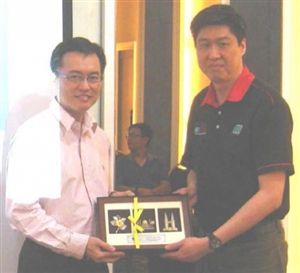 eb842553c57b9320c3a46e71433da750-huge-huge-presenting-token-to-mr.-chai.jpg