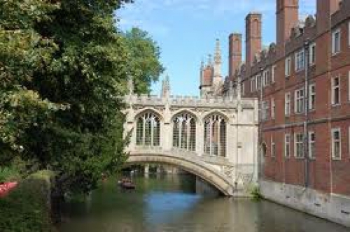 a view of the bridge of sighs in Cambridge